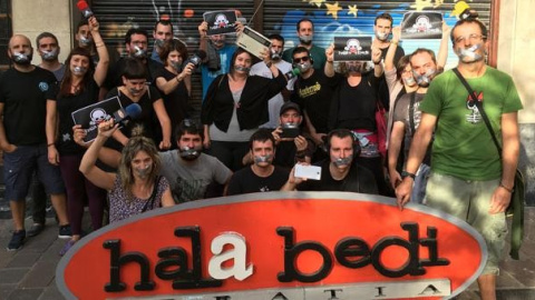 Los integrantes de la radio Hala Bedi, en solidaridad con el periodista multado por la Ley Mordaza