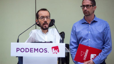 Los secretarios de Organización de Podemos e IU, Pablo Echenique (i) e Ismael González (d), respectivamente, han anunciado este miércoles su intención de que ambas formaciones concurran juntas para las próximas elecciones generales del 28 de abril.En