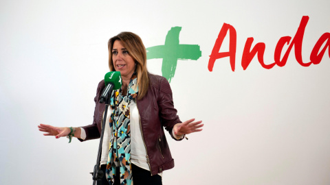 La candidata del PSOE a la Junta, Susana Díaz, durante su intervención en un acto programado de campaña en la localidad de Baeza (Jaén). EFE/José Manuel Pedrosa.