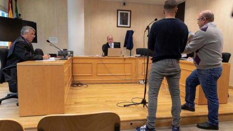 Ángel Boza, miembro de la Manada condenado junto al resto a nueve años de prisión por abusos sexuales a una joven en los Sanfermines del 2016, durante el juicio por el robo de las gafas. (JULIO MUÑOZ | EFE)