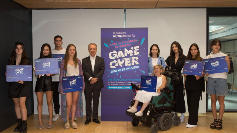 Los ganadores de la octava edición del concurso “Nos duele a todos” de la Fundación Mutua Madrileña, con su director Lorenzo Cooklin.