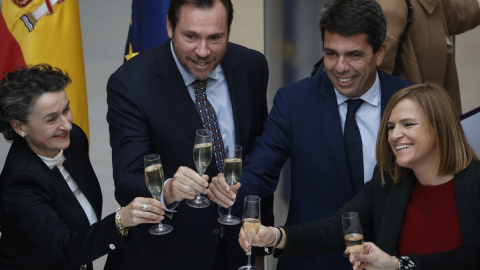 El ministro de Transportes, Óscar Puente, el president de la Generalitat, Carlos Mazón (2º d), la delegada del Gobierno, Pilar Bernabé (d), y la presidenta de la Autoridad Portuaria, Mar Chao, brindan tras el encuentro en el que las autoridades valenc