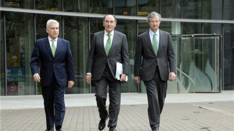 De izquierda a derecha, Francisco Martínez Córcoles, director general de los Negocios del Grupo; Ignacio Galán, presidente de Iberdrola, y José Sainz Armada, director general de Finanzas y Recursos, tras la presentación de los resultados trimestrales