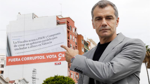 23/04/2019.- El candidato de Ciudadanos a la Generalitat, Toni Cantó, ante el cartel que han colgado para denunciar la corrupción. EFE/Kai Försterling