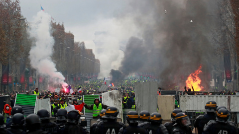 Miles de manifestantes se enfrentan a la Policía en los Campos Elíseos de París durante la manifestación de los "chalecos amarillos".-REUTERS/Gonzalo Fuentes