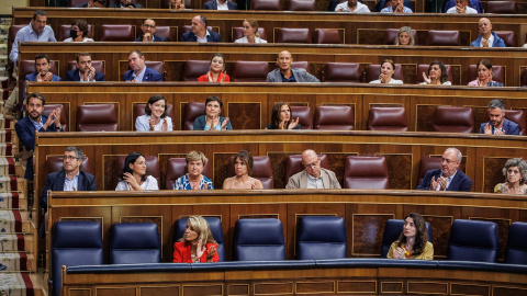 25/08/2022-La vicepresidenta segunda y ministra de Trabajo y Economía Social, Yolanda Díaz (i) y la ministra de Justicia, Pilar Llop (d), aplauden durante una sesión plenaria, en el Congreso de los Diputados, a 25 de agosto de 2022, en Madrid