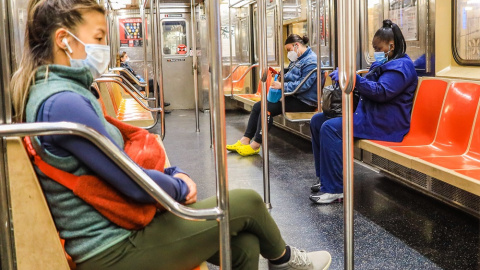 07/09/2022. Neoyorquinos hacen uso del metro, cuando la obligación de llevar mascarilla aun estaba vigente, a 18 mayo de 2020.