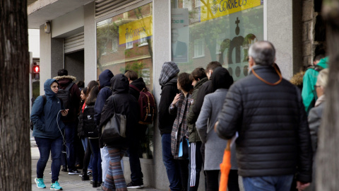 25/04/2019.- Decenas de personas hacen cola en una oficina de Correos de la capital, para poder votar por correo en las elecciones del próximo 28A. / EFE - Carlos Pérez