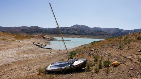 Un barco se sienta cerca del suelo agrietado del embalse de la Viñuela durante una sequía severa en la Viñuela, cerca de Málaga, sur de España 8 de agosto de 2022.