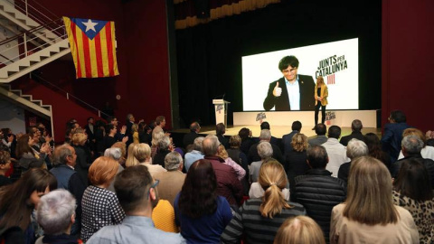 El expresidente catalán Carles Puigdemont interviene a través de videoconferencia en el mitin de JxCat en Tarragona. (JAUME SELLART | EFE)