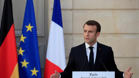 El presidente francés Emmanuel Macron y la canciller alemana Angela Merkel (no aparece en imagen) ofrecen una rueda de prensa en el Palacio del Elíseo, este miércoles, en París, Francia. Macron y Merkel cerraron este miércoles la puerta a toda renego