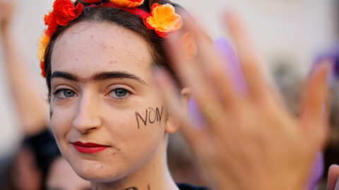 Una mujer asiste a una manifestación contra la violencia de género y sexual contra las mujeres, en Marsella, Francia, este sábado. REUTERS / Jean-Paul Pelissier