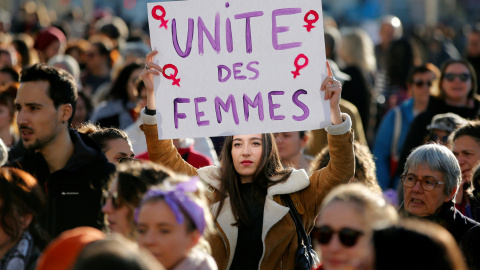 Las manifestantes asisten a una protesta contra la violencia de género y sexual contra las mujeres en Marsella, Francia, este viernes con motivo del día internacional contra la violencia hacia las mujeres.- REUTERS / Jean-Paul Pelissier