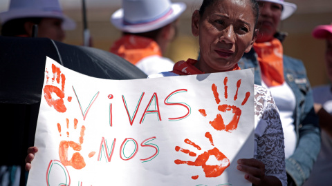 Una mujer participa en una manifestación para conmemorar el Día Internacional de la Eliminación de la Violencia contra la Mujer en San José, Costa Rica.- REUTERS / Juan Carlos Ulate