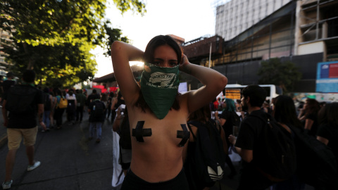 Un manifestante asiste a una marcha por el fin de las violencias machistas en Santiago de Chile, este viernes. REUTERS / Ivan Alvarado