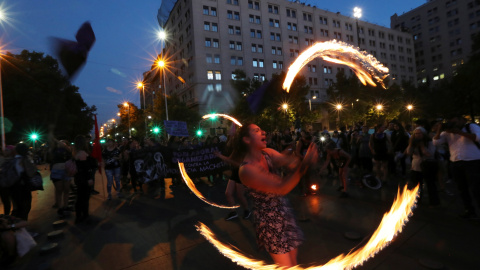 Cientos de manifestante asisten a una marcha por el fin de las violencias machistas en Santiago de Chile, este viernes. REUTERS / Ivan Alvarado