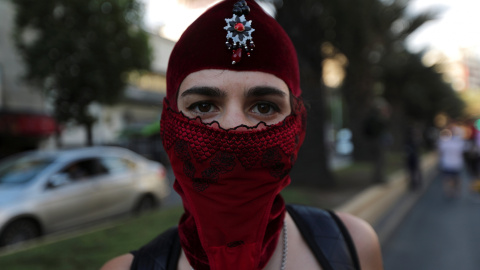 Cientos de manifestante asisten a una marcha por el fin de las violencias machistas en Santiago de Chile, este viernes. REUTERS / Ivan Alvarado