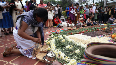 Un grupo de mujeres indígenas de más de veinte países americanos escenifican una ceremonia de sanación ancestral hoy, en la plaza principal del distrito de Barranco, en Lima (Perú). Un grupo de mujeres indígenas de más de veinte países americanos 