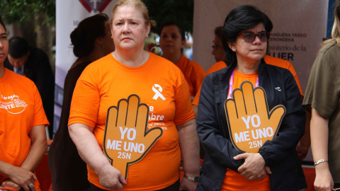 Cientos de mujeres participan en una manifestación contra la violencia machista este sábado, en Asunción (Paraguay).- EFE/Andrés Cristaldo