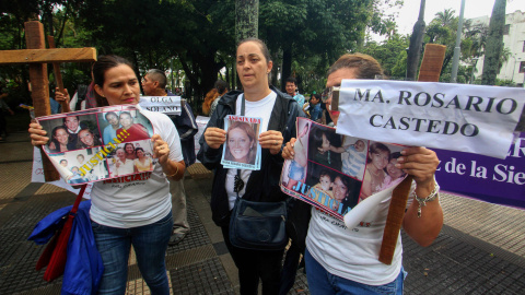 Familiares y amigos de víctimas, junto a activistas por los derechos de las mujeres, participan en una concentración para pedir justicia ante la violencia machista.-EFE