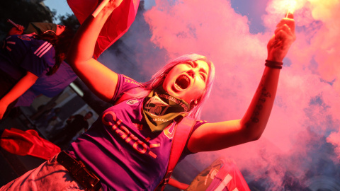 Una manifestante protesta al frente del Palacio de La Moneda durante una marcha hoy en el marco del "Día Internacional contra la Violencia hacia las Mujeres".-EFE