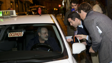 El secretario general del PP y el alcalde de Boadilla del Monte con un taxista en Granada. TAREK/PP