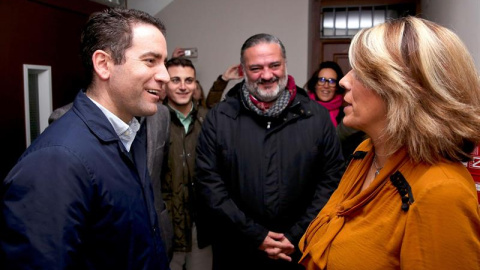 Fotografía facilitada por el Partido Popular de su secretario general , Teodoro García Egea, conversado con una vecina durante la campaña electoral hoy en Granada de cara a los comicios autónomicos y en la que ha visitado a los electores en sus domici