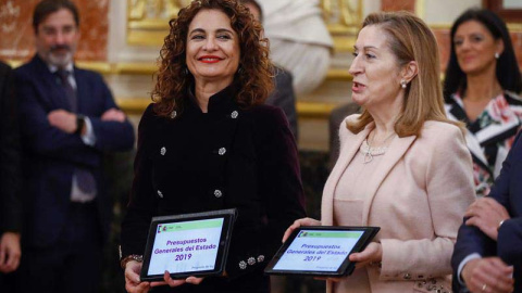 La ministra de Hacienda, María Jesús Montero (i), hace entrega a la presidenta del Congreso de los Diputados, Ana Pastor (d), el Proyecto de Presupuestos Generales del Estado para 2019. (EFE | EMILIO NARANJO)