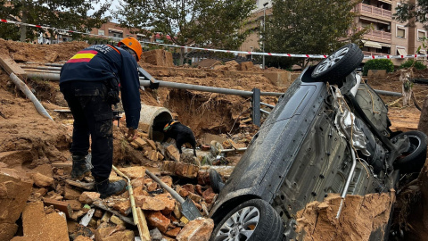 Un efectivo del Grupo Balear de Rescate, junto a su perra policía, buscando entre los escombros de la DANA.