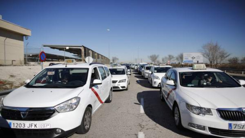 Un grupo de taxistas en el aeropuerto Adolfo Suárez Madrid-Barajas. / EUROPA PRESS