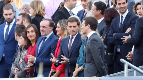 Albert Rivera, líder de Ciudanos y Pablo Casado, presidente del PP, antes del inicio del desfile militar del 12 de Octubre. EFE (ZIPI)