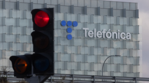 Un semáforo en rojo cerca de la sede operativa de Telefónica, en la zona norte de Madrid. E.P./Eduardo Parra / Europa Press