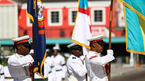 Miembros de la Real Fuerza de Policía de Bahamas, durante la ceremonia de proclamación de Carlos III como el nuevo Jefe de Estado, en la capital, Nassau. REUTERS/Dante Carrer