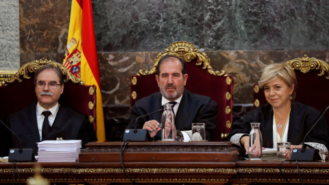 Los magistrados Andrés Martínez Arrieta (c), Andrés Palomo (i) y Ana Ferrer durante la vista pública que el Tribunal Supremo celebra hoy para deliberar los recursos de casación presentados contra la sentencia que confirmó la pena de nueve años de p