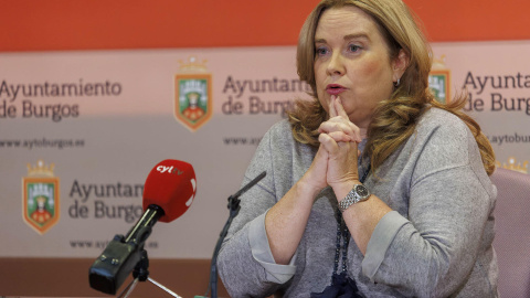 Imagen de la alcaldesa de Burgos, Cristina Ayala (PP) anunciando la rectificación de la medida propuesta por Vox y aceptada por el PP