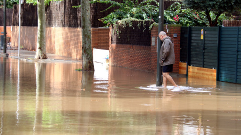 Veí en un carrer inundat de Castelldefels