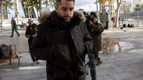 26/11/2018.-El titular del Juzgado de Instrucción número 47 de Madrid ha citado a declarar este lunes como investigado al humorista Dani Mateo, en la imagen a su llegada al juzgado, por sonarse la nariz con la bandera de España en una escena del progra