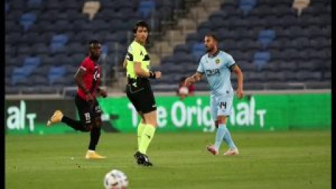 El primer árbitro transgénero de Israel preside un partido de fútbol de la Premier League