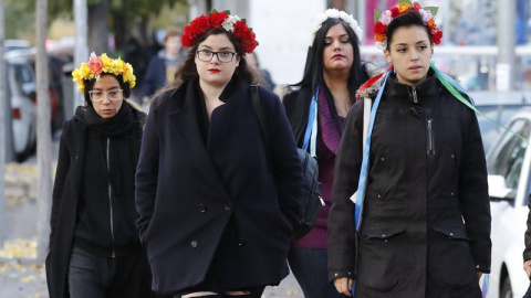 Absueltas las dos activistas de Femen que se encadenaron al altar de la Almudena | EFE