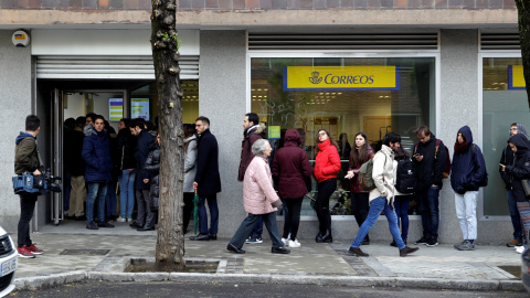 Decenas de personas hacen cola en una oficina de Correos de la capital, para poder votar por correo en las elecciones del próximo 28-A. EFE/Carlos Pérez