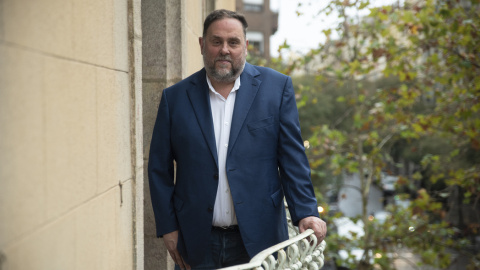 Junqueras, fotografiat al balcó de la redacció de 'Públic' al centre de Barcelona.