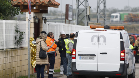 Miembros de los servicios de emergencia a las puertas de una residencia de mayores en Villafranca de Ebro, a 15 de noviembre de 2024.