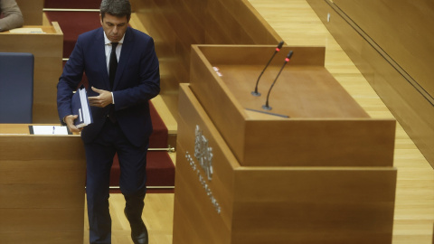 El presidente de la Generalitat Valenciana, Carlos Mazón, durante una sesión plenaria, en Les Corts Valencianes.