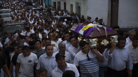 Darwin Zelaya, el locutor asesinado fue despedido el viernes 27 de mayo de 2016, por una multitud que aprovechó el cortejo fúnebre para protestar contra la violencia. La mayoría vistió de blanco y muchos cargaron rosas blancas en la marcha. "Tenía 28