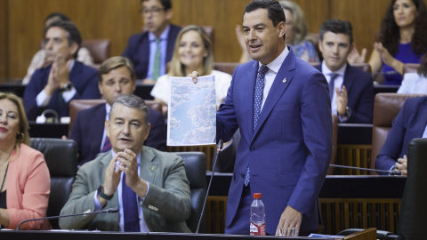 El presidente de la Junta de Andalucía, Juanma Moreno, contesta a las preguntas de la sesión de control el secretario general del PSOE de Andalucía y Portavoz del Grupo Parlamentario Socialista, Juan Espadas