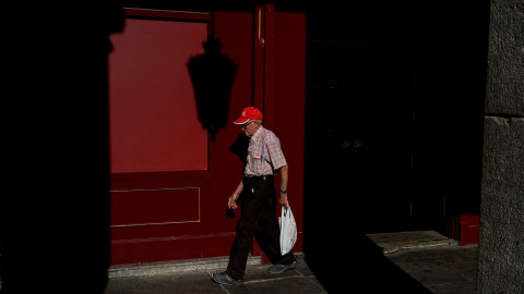 Un pensionista camina por una calle del centro de Madrid. REUTERS/Juan Medina