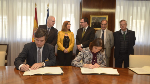 La ministra de Industria, Reyes Maroto, y el presidente del Grupo Networks Steel, Óscar Heck, firman un acuerdo para el mantenimiento de la actividad industrial en las instalaciones de Vestas en Villadangos del Páramo (León).