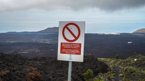 Una señal prohibe el acceso a esta zona de La Palma cubierta por la lava del volcán