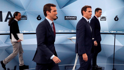 Pablo Iglesias (Unidas Podemos), Pablo Casado (PP), Albert Rivera (Cs), y Pedro Sánchez (PSOE) antes del inicio del segundo debate electoral a cuatro en la sede de Atresmedia, en Madrid. EFE/JuanJo Martin