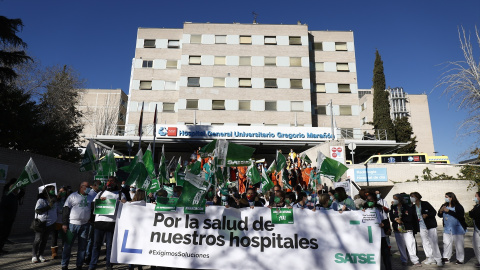 Varias personas del ámbito sanitario con una pancarta en la que se lee: 'Por la salud de nuestros hospitales', participan en una concentración para denunciar la falta de recursos y medios, en el Hospital Gregorio Marañón. Imagen de archivo.